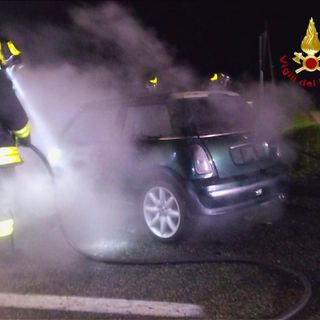 Dopo l'incidente l'auto prende fuoco: momenti di paura nella serata di venerdì