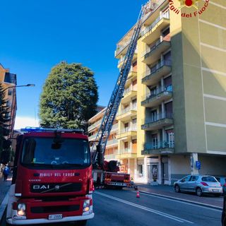 Vento forte: tettoia divelta rischia di precipitare in strada