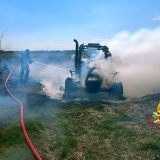 A fuoco un mezzo agricolo: le fiamme rischiano di estendersi alla risaia