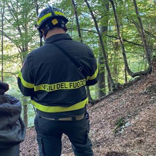 Scivola in un dirupo nei boschi di Scopello