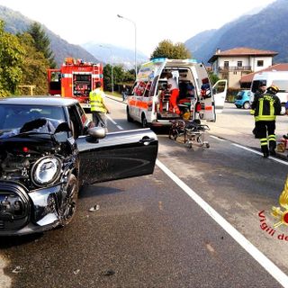 Violento scontro tra un'auto e un furgone: due feriti