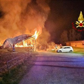 Incendio alla Cascina Villa Caccia, una persona lievemente intossicata