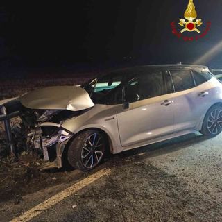 Auto fuori strada: quattro persone in ospedale