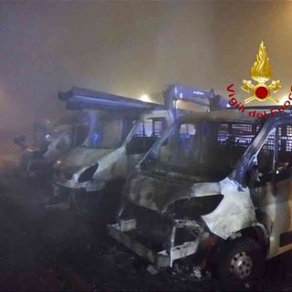 Tre furgoni e uno scooter in fiamme: incendio in via Bezzecca