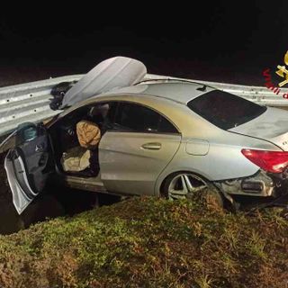 Tasso alcolico di tre volte superiore al limite: fugge al posto di blocco e si schianta contro il guard rail