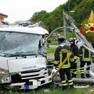 Camion fuori strada: conducente estratto dai Vigili del Fuoco