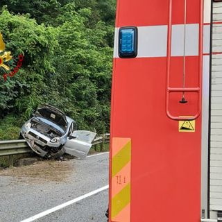 Auto fuori strada finisce "incastrata" nel guard rail: ferita la conducente