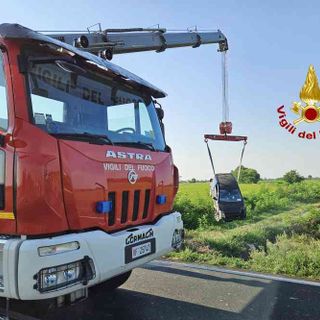 Perde il controllo dell'auto e finisce in risaia