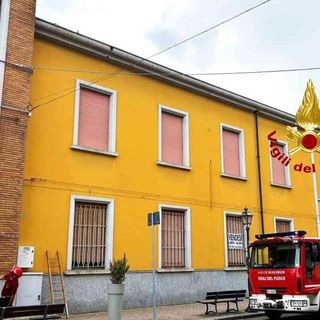 Dallo stabile in disuso precipitano vetri sulle auto in sosta