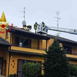 Caresanablot: principio di incendio nel sottotetto di una casa
