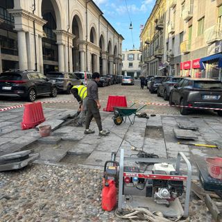Piazza del Municipio: sostituiti i lastroni spaccati e rumorosi
