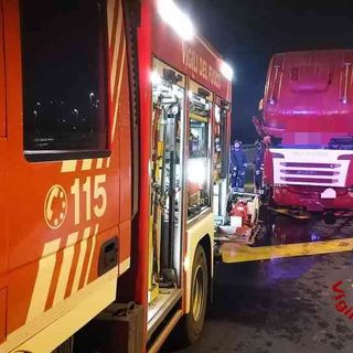 Principio di incendio alla motrice di un autoarticolato