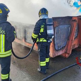 A fuoco un container di rifiuti elettrici - foto