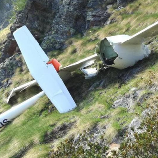 I resti dei veivolo che si è schiantato sopra Riva Valdobbia