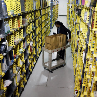 Boubacar: dalla fuga sui barconi al lavoro nel magazzino Amazon di Larizzate