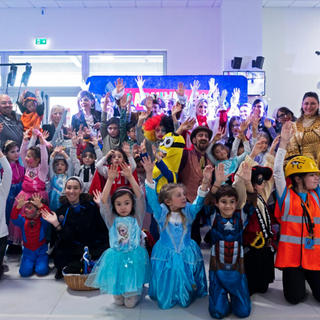 Tra giochi e merenda, festa di carnevale ad Amazon - LE FOTO