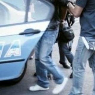 Aggredisce e manda al Pronto soccorso due ragazzi: arrestato