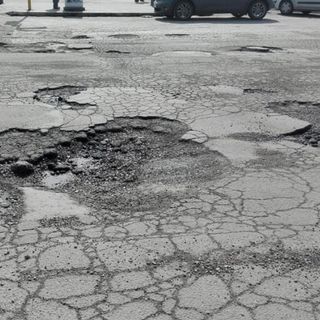 Buche, dissesti e cedimenti. Pd e lista civica all'attacco sulle condizioni degli asfalti