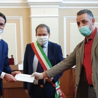 La consegna del contributo di Assalam all'Asl