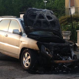 Due auto date alle fiamme