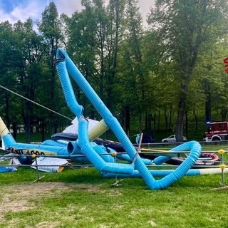 Oropa: la bicicletta gigante del Giro d'Italia implode e rischia di travolgere sindaco e assessore