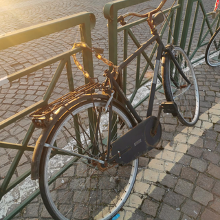 "Incatenate" ma senza sella: il Comune farà rimuovere le bici abbandonate