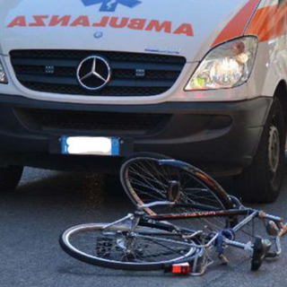Scontro tra moto e bici: ciclista in codice giallo