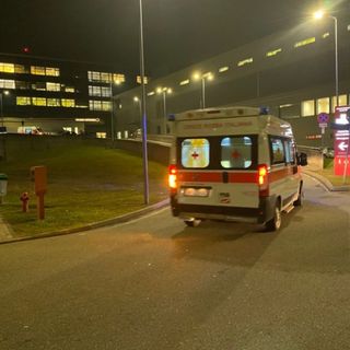 Finisce con l'auto in mezzo al prato, ferita una 49enne vercellese