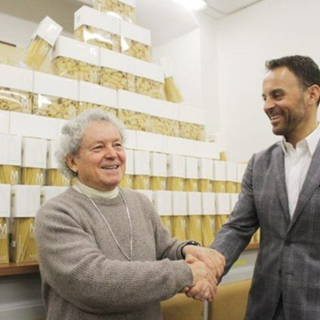 Mille fette di panettone per la mensa dei poveri