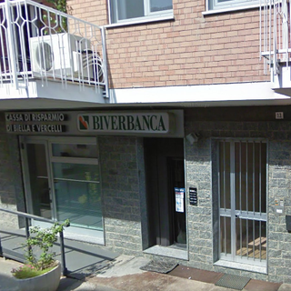 Armati di coltello rapinano la banca