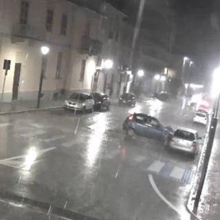 Colpisce un'auto in sosta e fugge: chi lo riconosce? - VIDEO