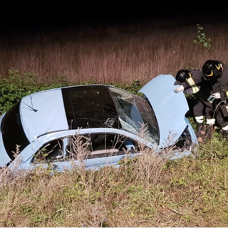 Brianco: auto in un fosso, occupanti estratti dal veicolo