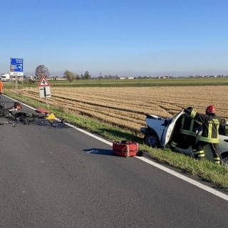 Frontale tra due auto sulla Vercelli - Novara. Un ferito in codice rosso