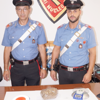 Viaggiava con oltre 2 etti di droga: arrestato un 28enne
