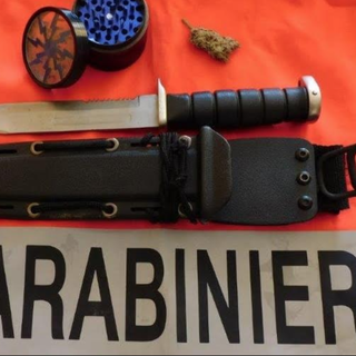 In auto con droga e pugnale: 38enne nei guai