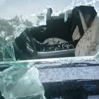 Notte di follia a Casale: pietre contro le auto e barista ferita