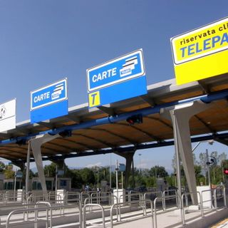 Fa inversione al casello dell'autostrada: multa e sequestro del camion