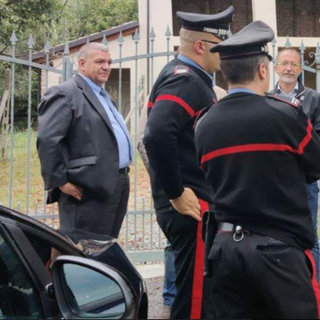 L'assessore Caucino insieme ai carabinieri chiamati per chiarire l'accaduto