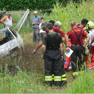 Auto in fiamme in campagna, morto il guidatore