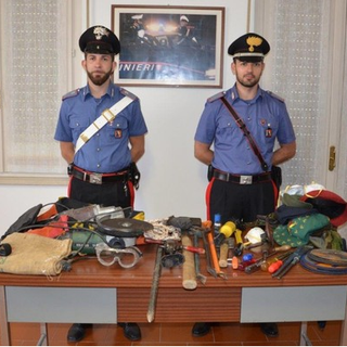 I carabinieri con il materiali recueprato a bordo dell'auto