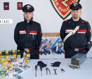 Saccheggiava i distributori automatici dell'Asl: preso con la refurtiva nel sacco