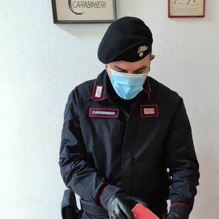 Ruba l'Iphone a una truffatrice agli arresti domiciliari