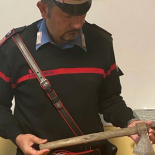 L'accetta sequestrata all'arrestato