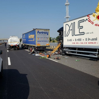 Inferno tra Santhià e Carisio: due incidenti tra mezzi pesanti. Un uomo gravissimo