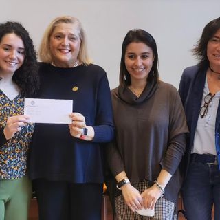 La consegna del premio a Beatrice Coppola