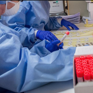 Il virus continua a circolare, ma gli ospedali pian piano si svuotano