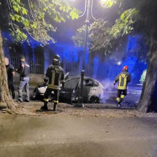 Corso Italia, auto distrutta dalle fiamme. Danneggiata la vettura vicina