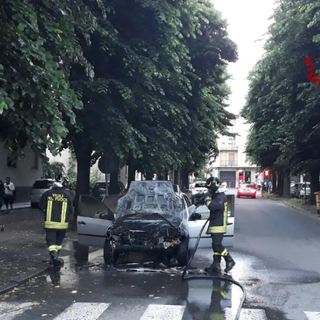 Riesce a fugge dall'auto in fiamme