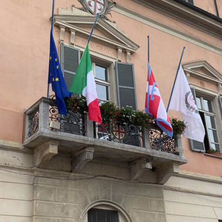 Bandiere a mezz'asta al Comune di Crescentino