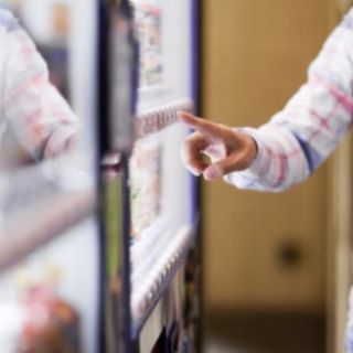 Dei distributori automatici non si butta nulla: anche le "macchinette" aiutano il Banco Alimentare